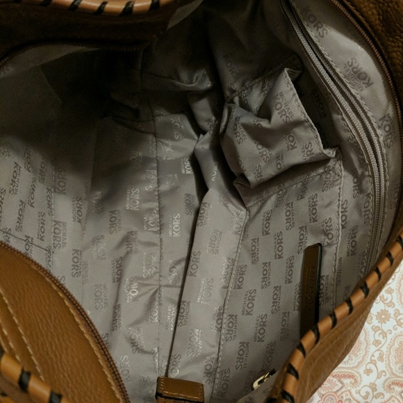 SET of Michael Kors leather bag and wristlet - Picture 4 of 7